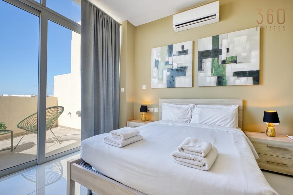 Bed, Living room, Photo of the whole room, Seating area, Bedroom, towels, air conditioner