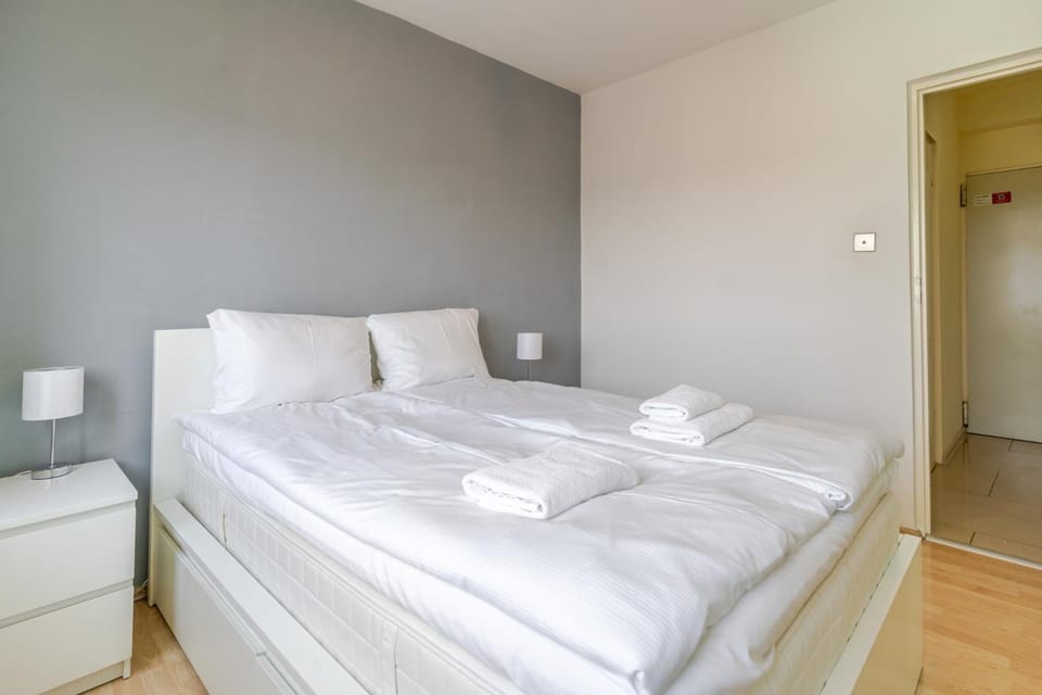 Bed, Photo of the whole room, Bedroom, towels