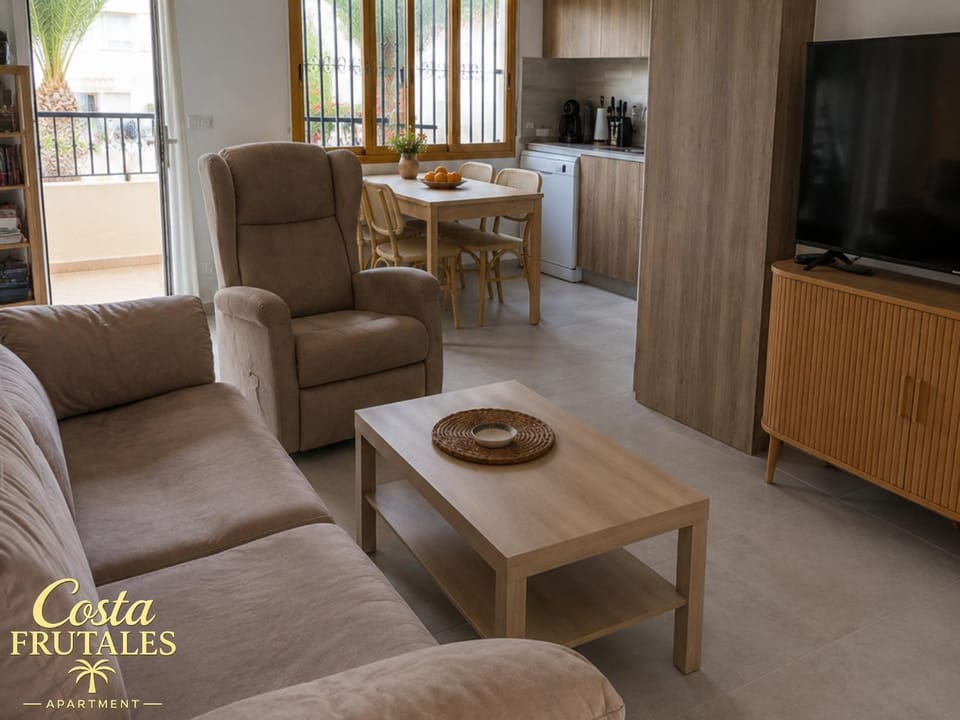 Communal lounge/ TV room, TV and multimedia, Living room, Seating area, Dining area