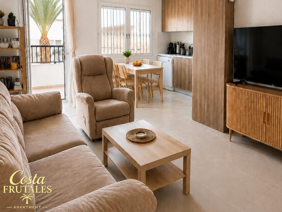Communal lounge/ TV room, TV and multimedia, Living room, Seating area, Dining area, Evening entertainment