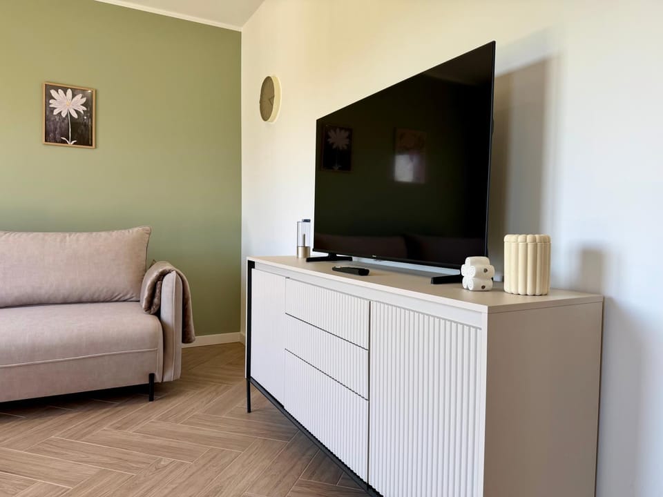 TV and multimedia, Living room, Seating area, Evening entertainment