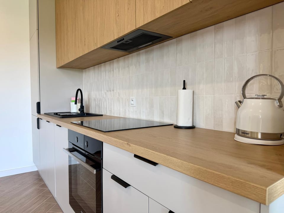 Coffee/tea facilities, Kitchen or kitchenette, stove