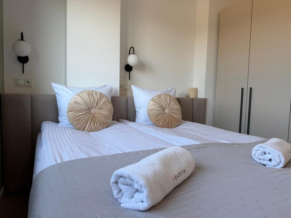 Bed, Photo of the whole room, Bedroom, towels