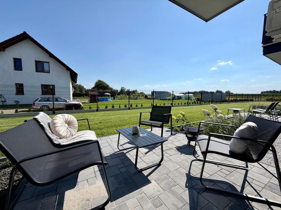 Property building, Garden, Garden, Seating area, Garden view, sunbed