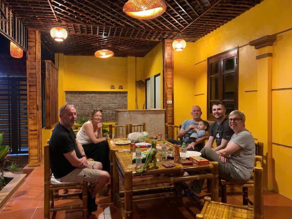Living room, Dining area, group of guests, Family