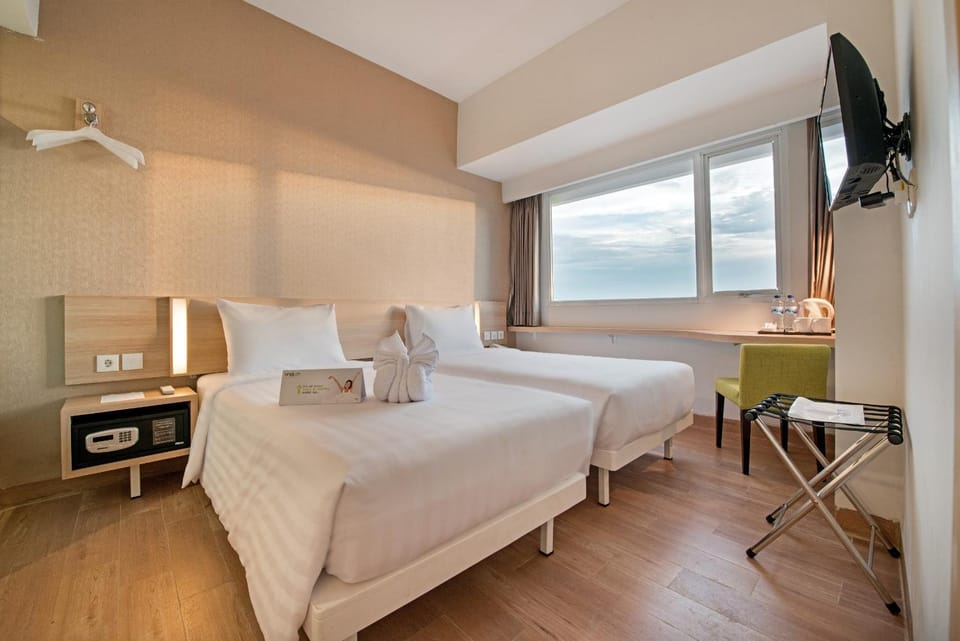 Shower, Toilet, Bathroom, TV and multimedia, Coffee/tea facilities, Seating area, Bedroom, City view, Sea view