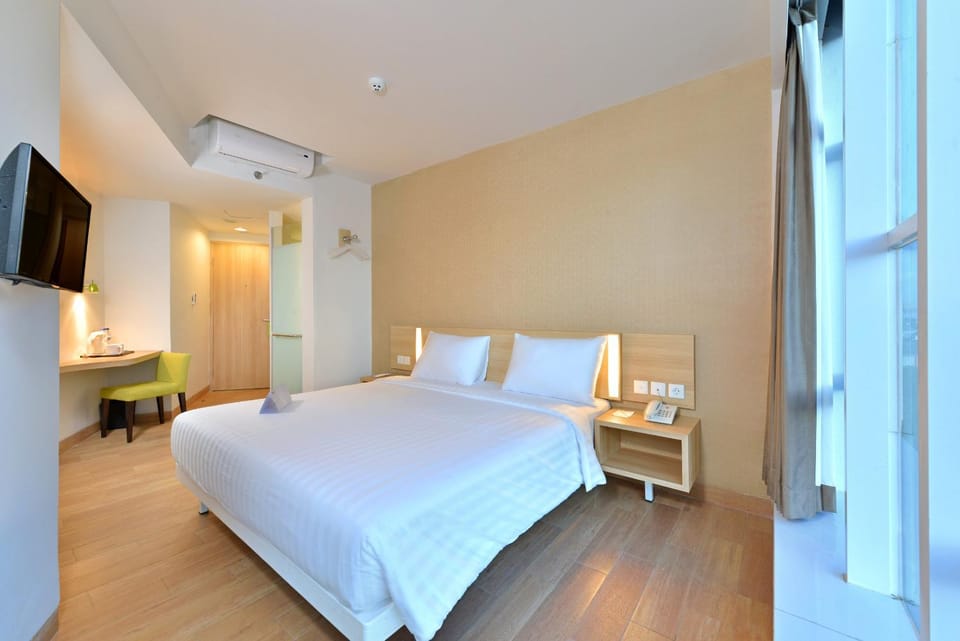 Shower, Toilet, Bathroom, TV and multimedia, Coffee/tea facilities, Seating area, Bedroom, City view, Sea view