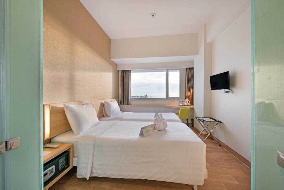 Shower, Toilet, Bathroom, TV and multimedia, Coffee/tea facilities, Seating area, Bedroom, City view, Sea view