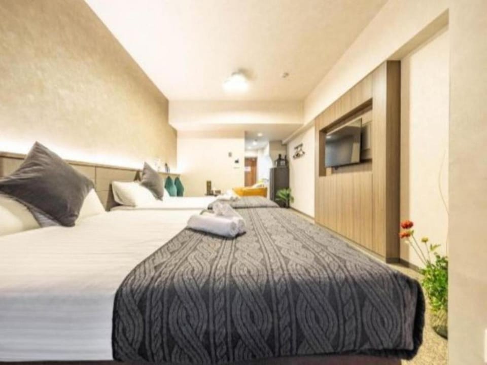 Bed, TV and multimedia, Photo of the whole room, Bedroom, towels