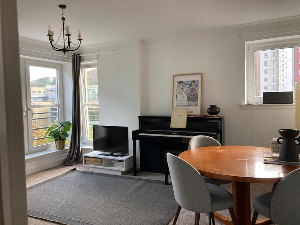 TV and multimedia, Living room, Seating area, Dining area