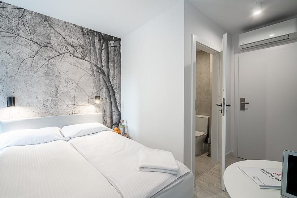 Bed, Bathroom, Photo of the whole room