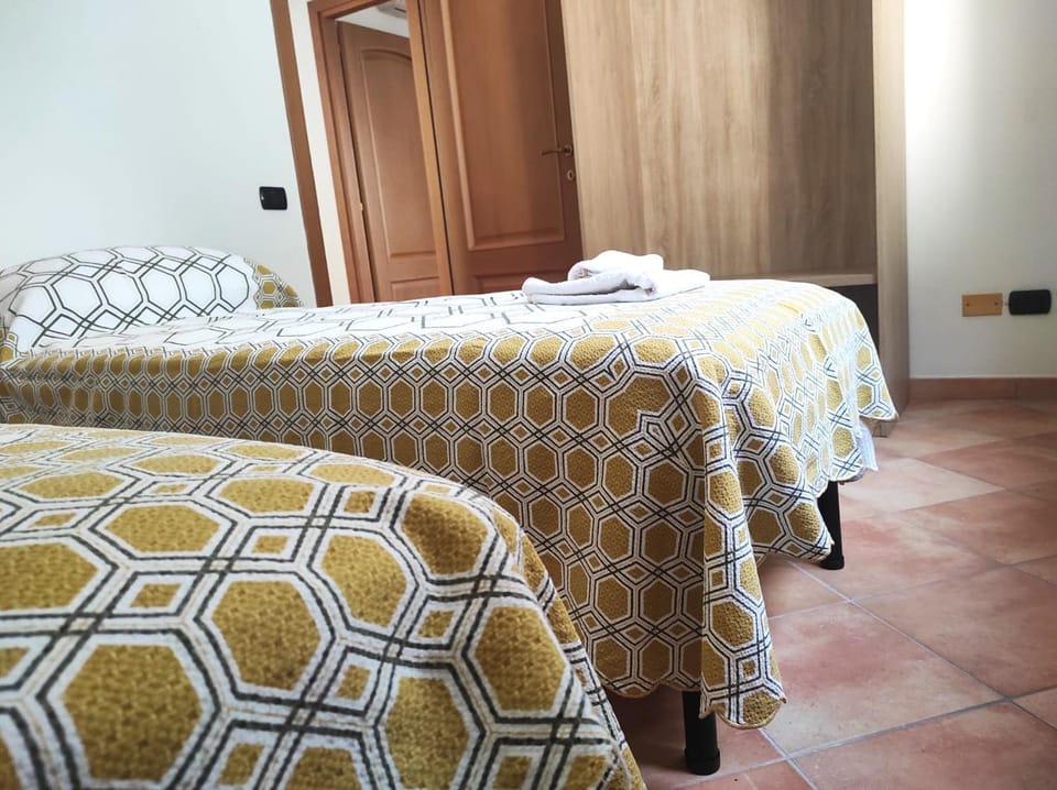 Bed, Bedroom, towels