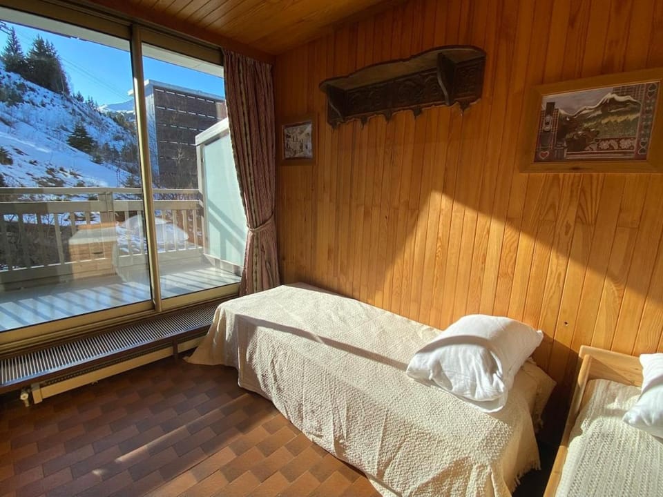 Bedroom, Mountain view