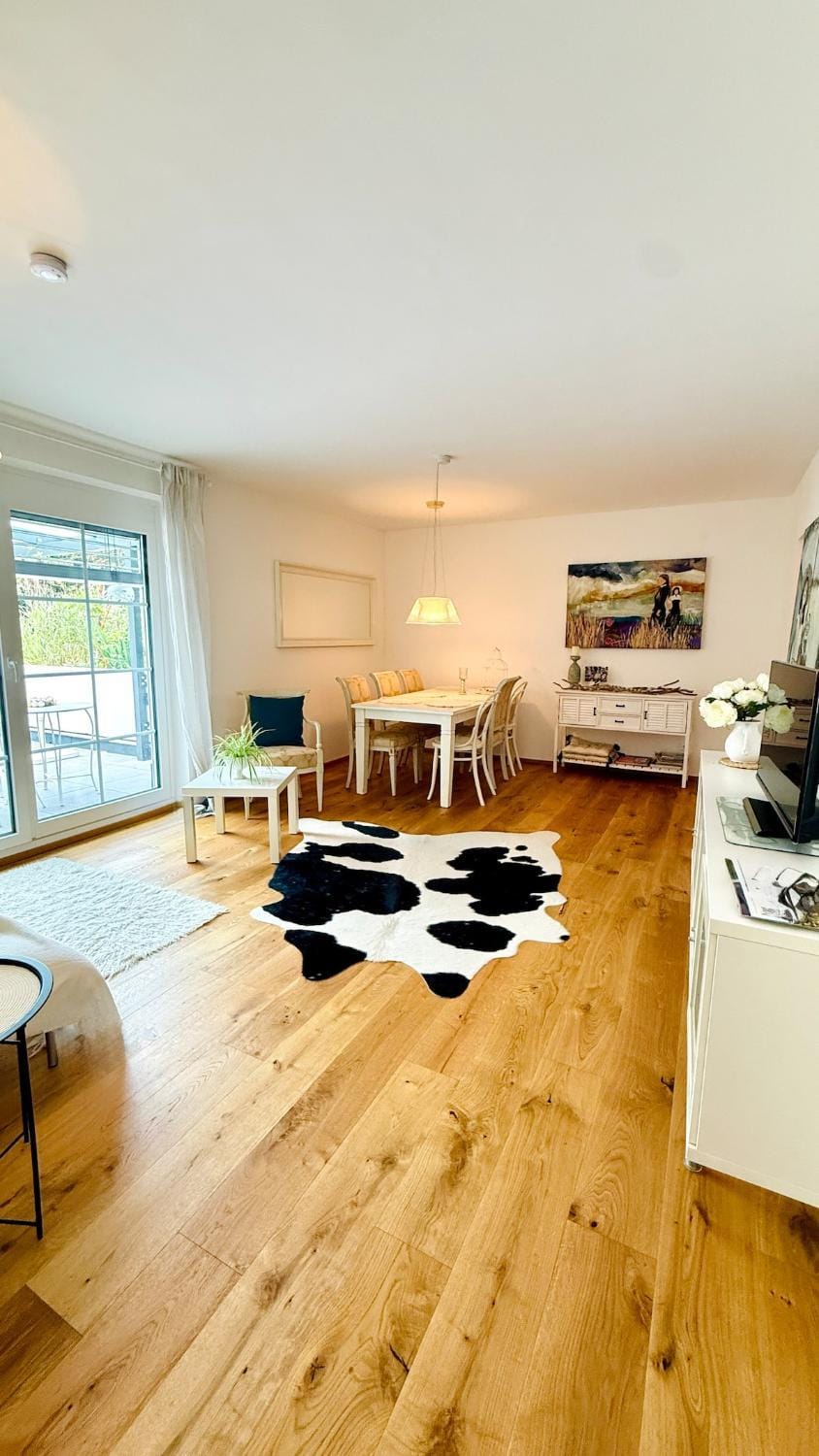 TV and multimedia, Living room, Seating area, Dining area