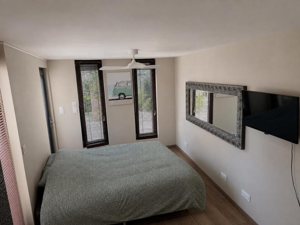 Bed, TV and multimedia, Bedroom
