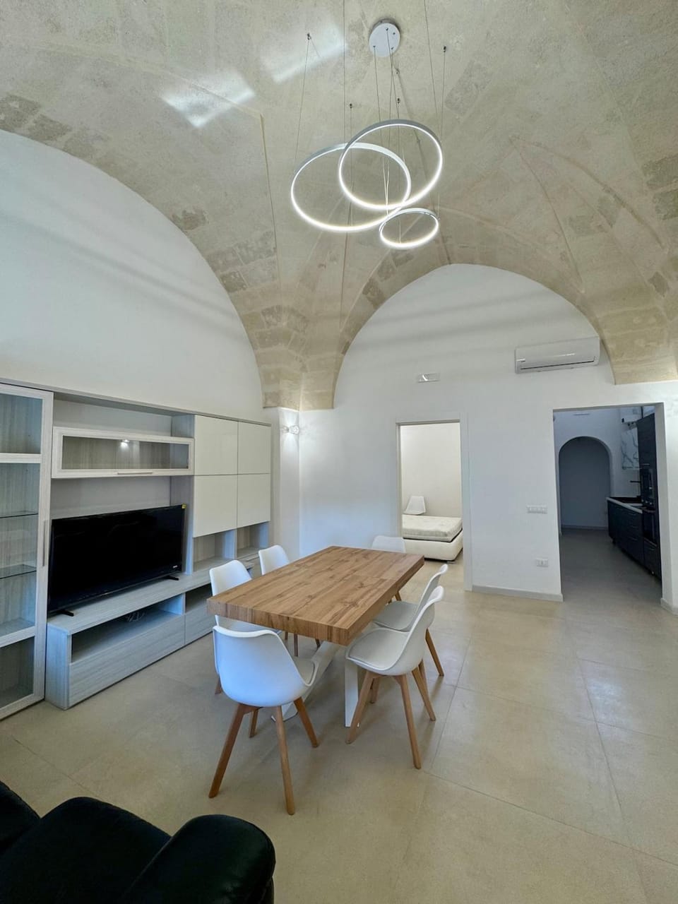 TV and multimedia, Kitchen or kitchenette, Living room, Seating area, Dining area