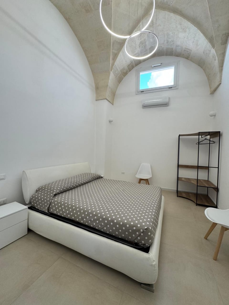 Bed, Photo of the whole room, Bedroom, air conditioner
