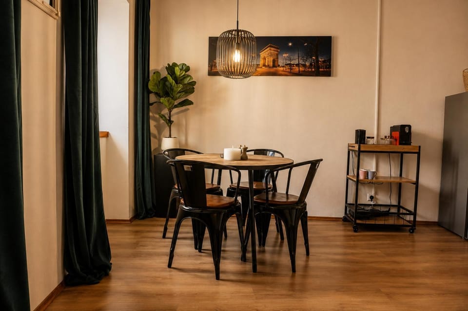 Seating area, Dining area