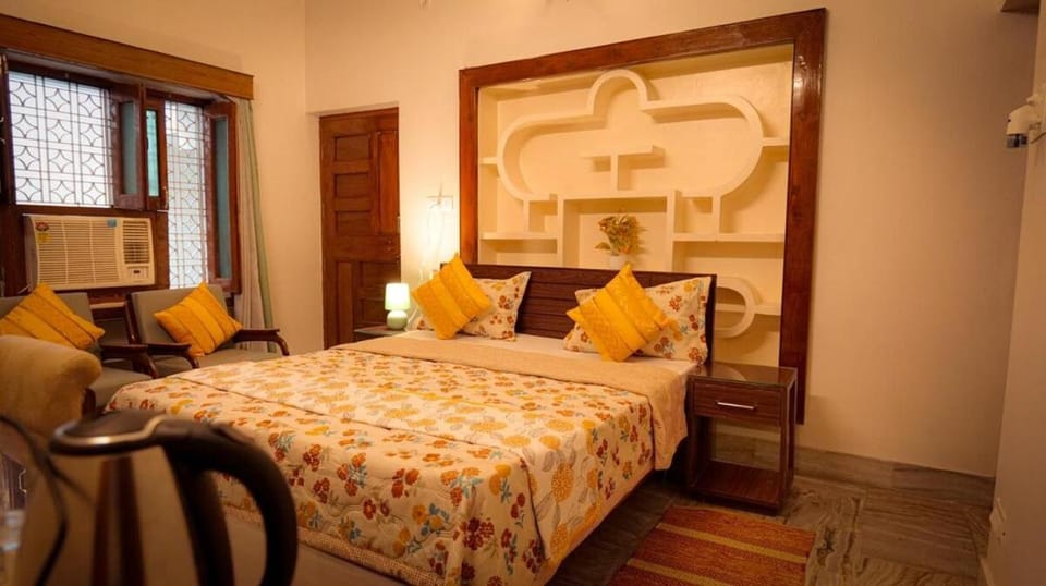 Bed, Living room, Seating area, Bedroom