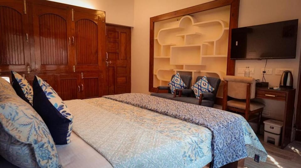 Bed, TV and multimedia, Bedroom, wardrobe