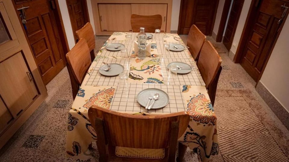 Food and drinks, Seating area, Dining area, Food