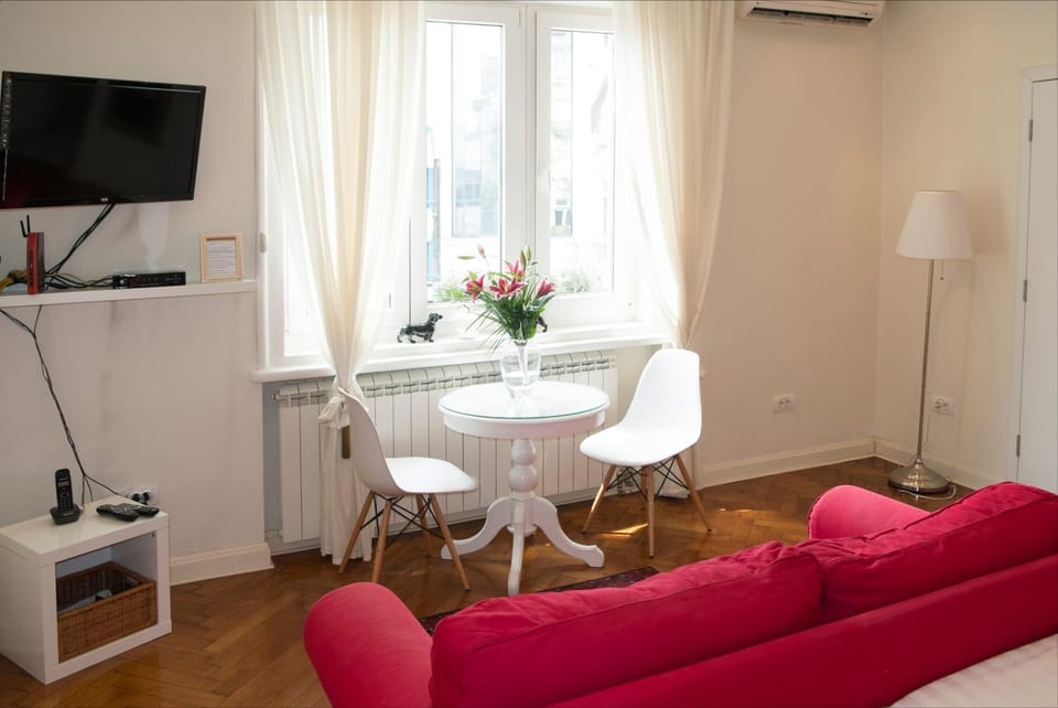 TV and multimedia, Living room, Decorative detail, Seating area, Dining area