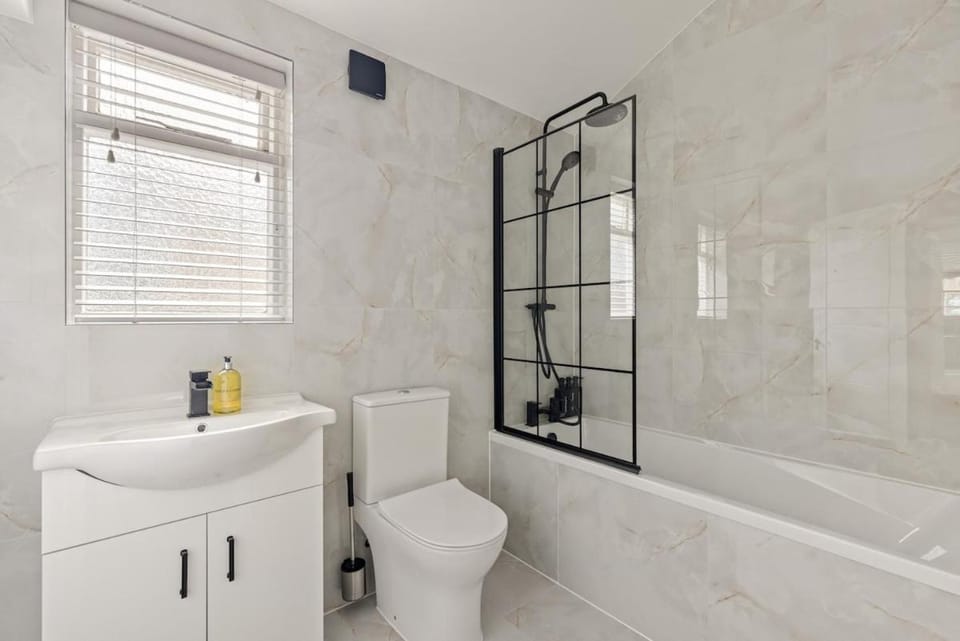 Shower, Toilet, Bathroom, Bath