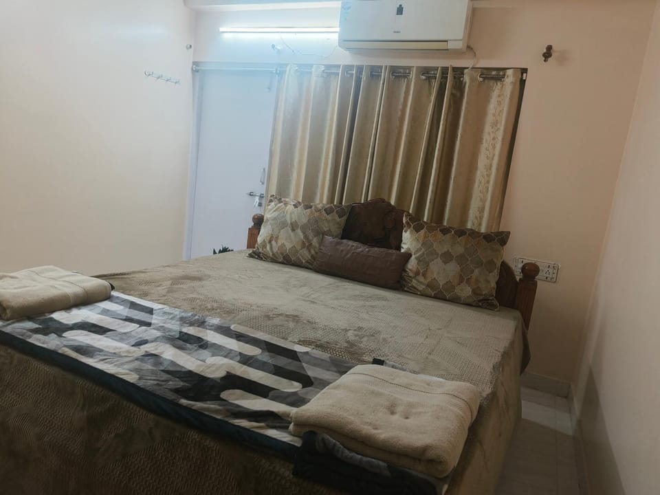 Sivarama sea view city in 2 AC rooms 2 halls opp VUDA PARK beach road near RK Beach Apartment in Visakhapatnam