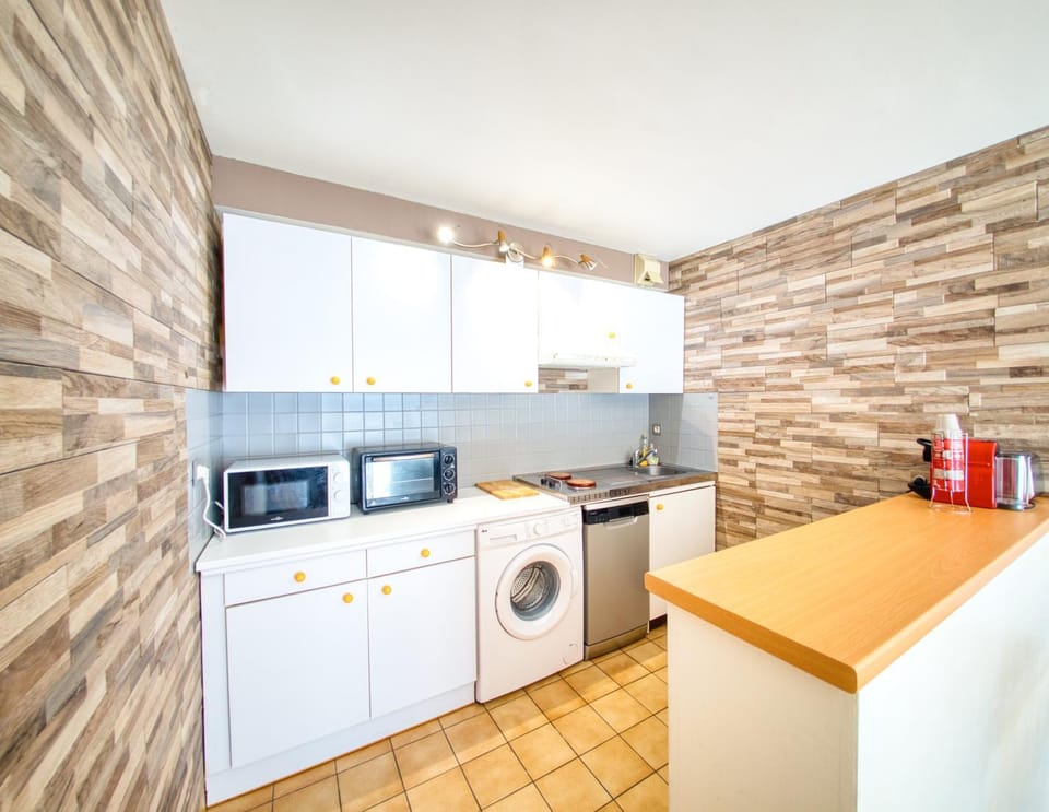 Coffee/tea facilities, Kitchen or kitchenette, dishwasher, oven, stove, toaster, washing machine