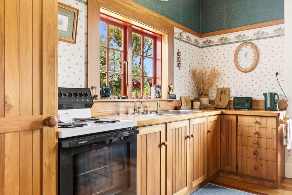 Kitchen or kitchenette, Internal: Not applicable to any particular room