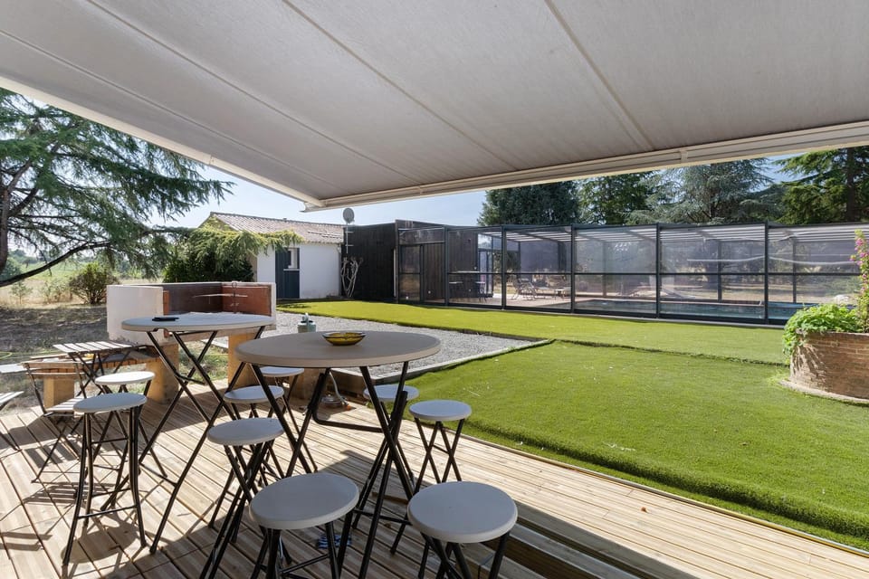 Property building, Balcony/Terrace, Living room