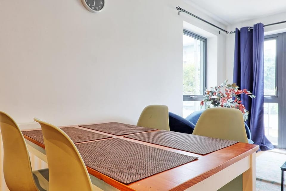 Cozy2 Bedroom Flat Ground Floor with parking, Brentwood, Essex, M25 Apartment in Brentwood