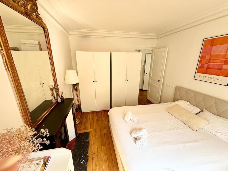 Elegant apartment Triangle d'Or Elevator Apartment in Paris