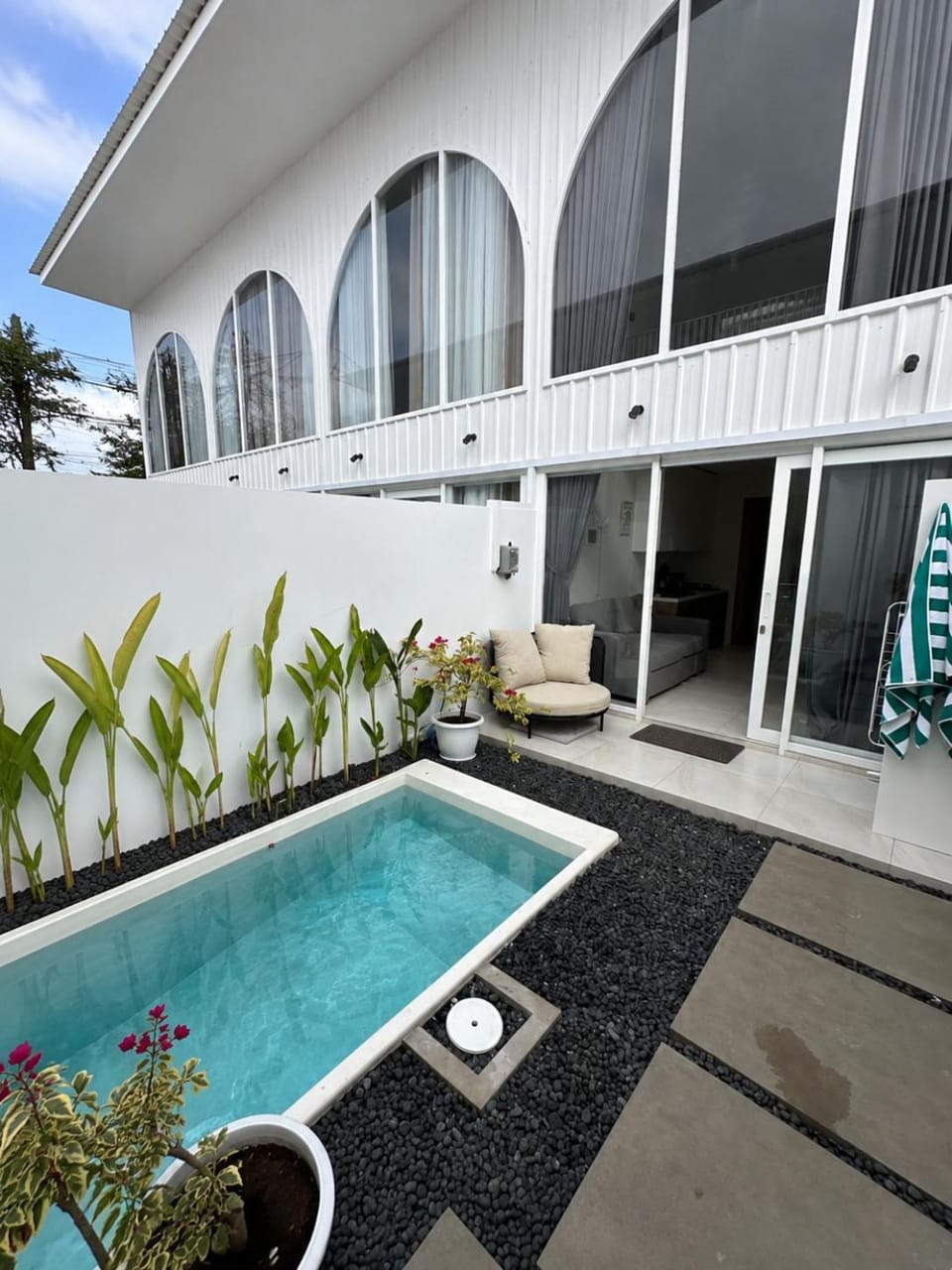 Property building, Patio, Day, Garden, Swimming pool, sunbed