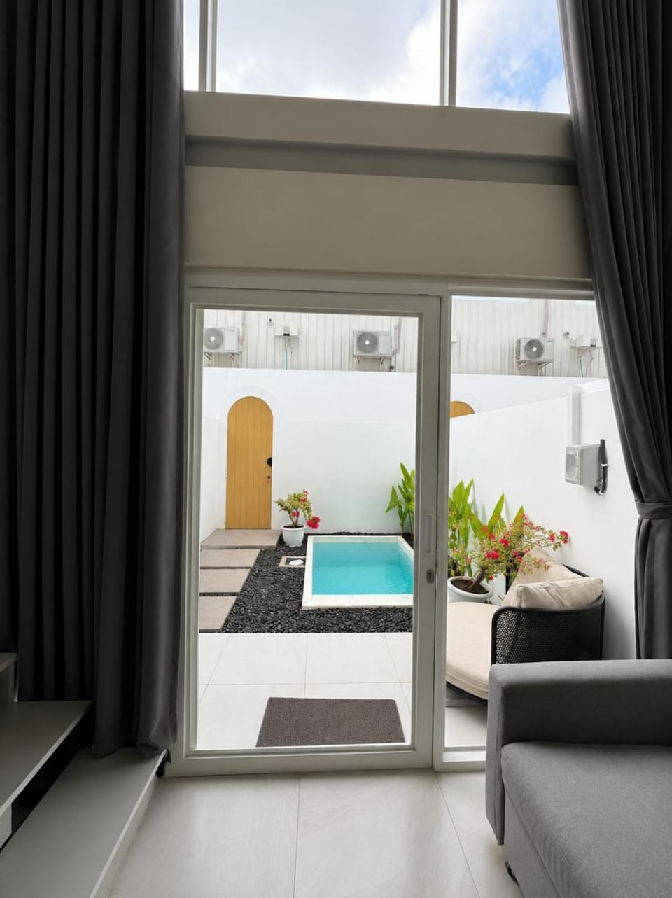 Patio, View (from property/room), Living room, Seating area, Pool view, Swimming pool, sunbed