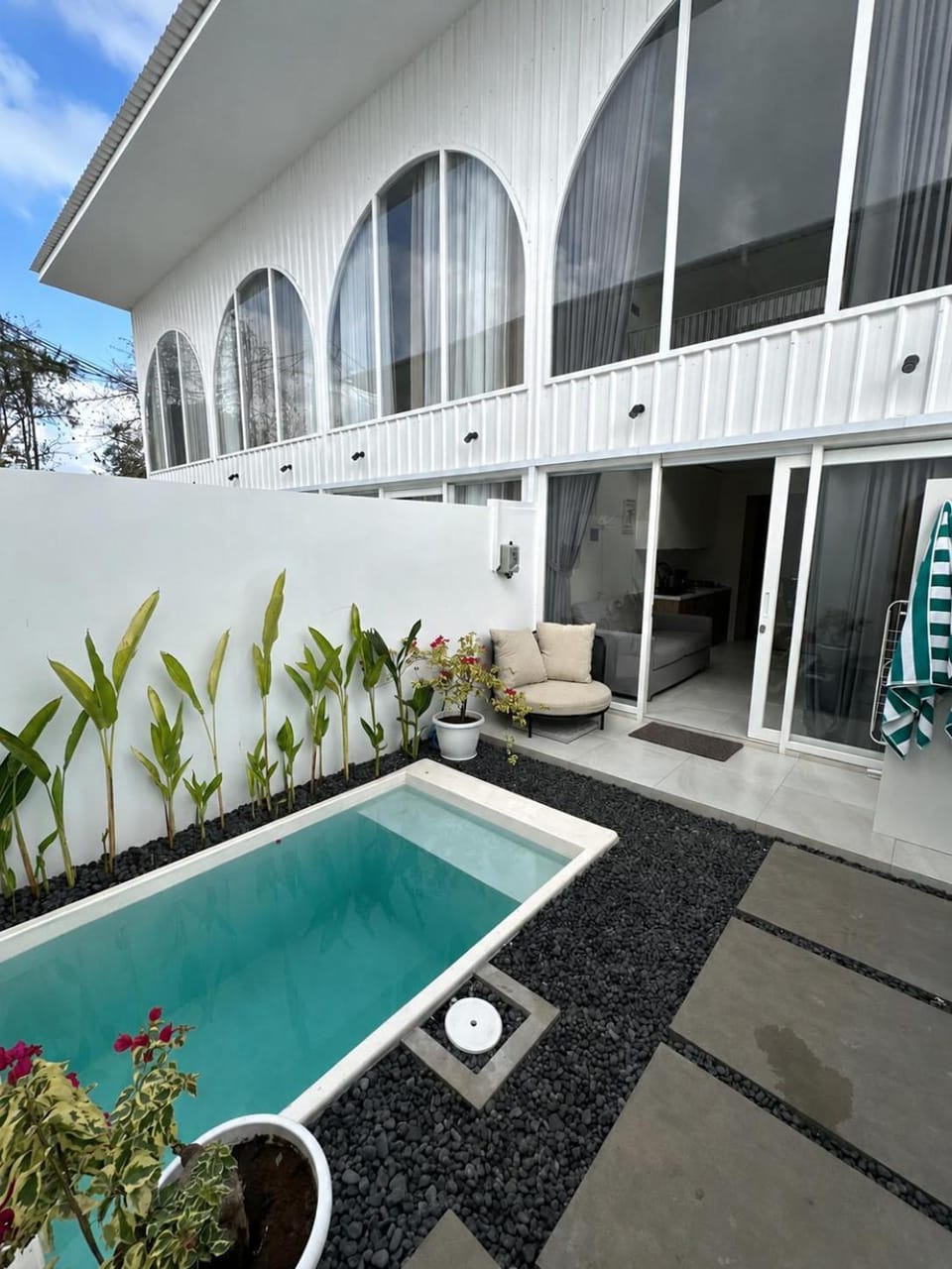 Property building, Patio, Day, Garden, Swimming pool, sunbed
