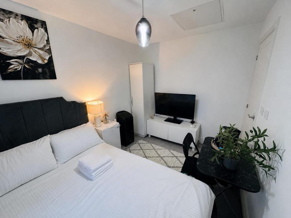 Bed, TV and multimedia, Photo of the whole room, Bedroom