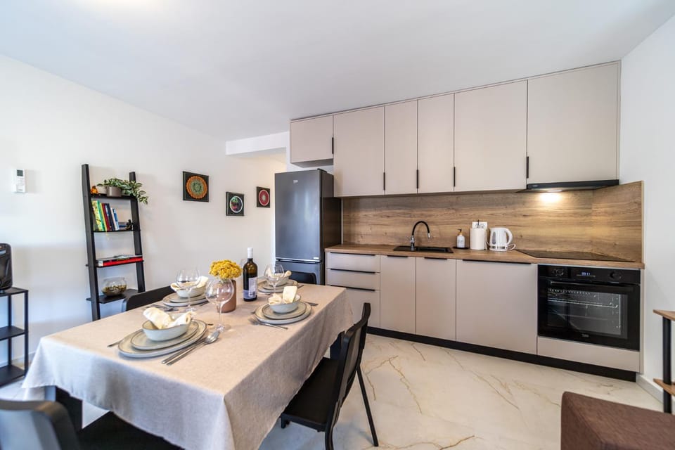 Coffee/tea facilities, Kitchen or kitchenette, Dining area, dishwasher, minibar, oven, stove