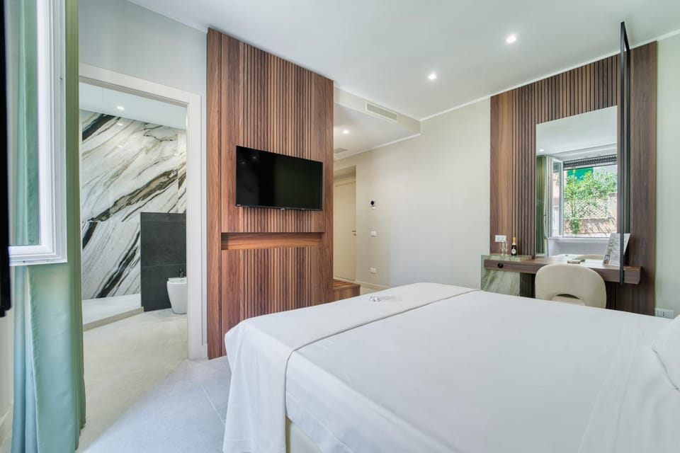 Bed, TV and multimedia, Photo of the whole room, Bedroom, Drinks