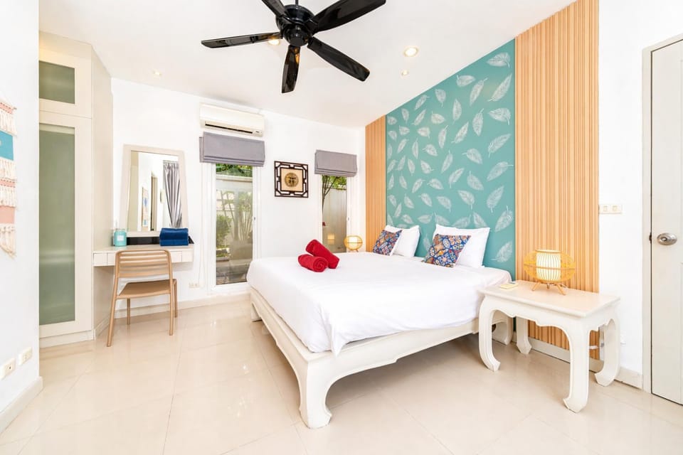 Bed, Bedroom, towels