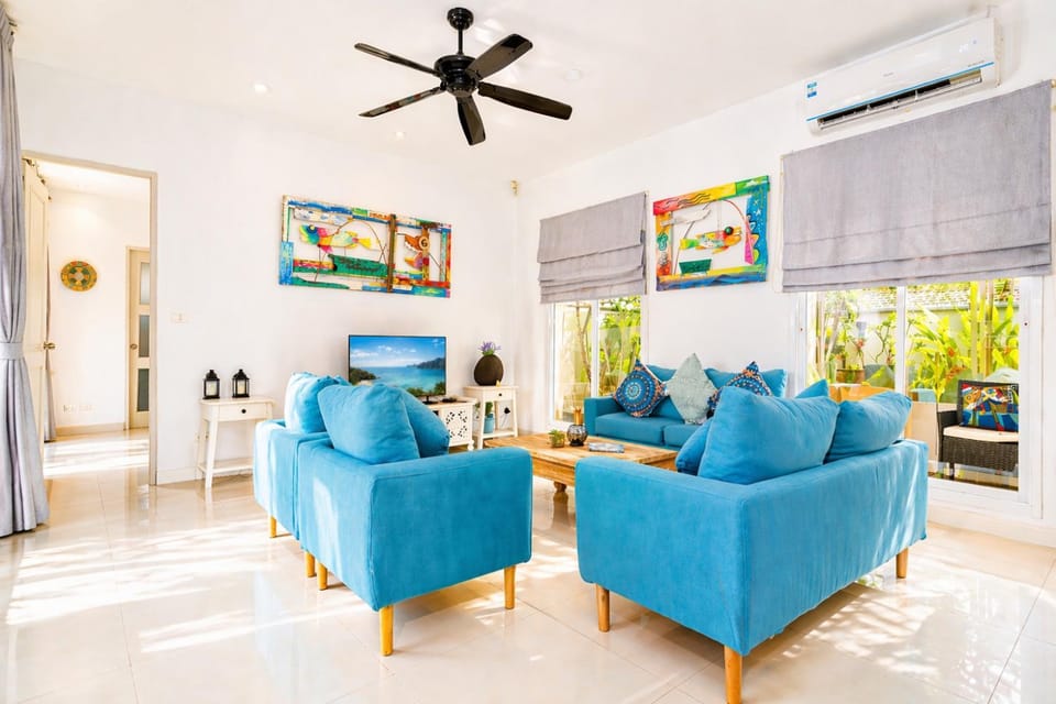 TV and multimedia, Living room, Seating area, air conditioner