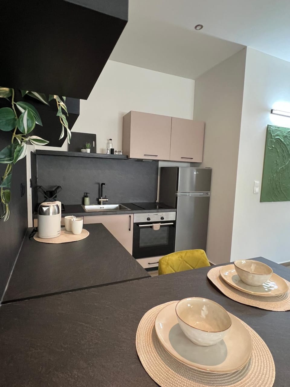 Coffee/tea facilities, Kitchen or kitchenette, Dining area, oven, stove