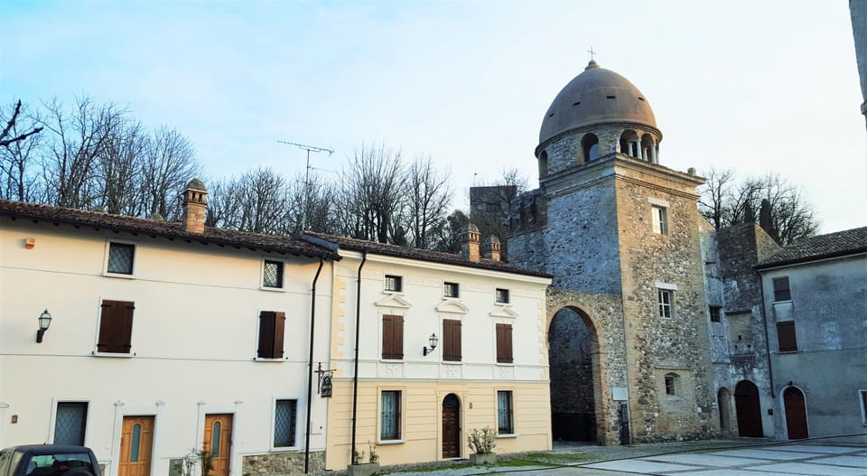 Nearby landmark, Facade/entrance
