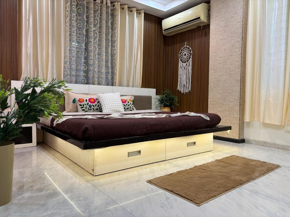 Homly Stays 4BHK Apartment Saket Apartment in India