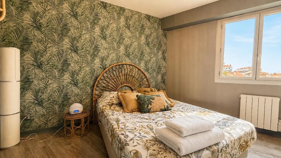 Bed, Photo of the whole room, Bedroom, internet, towels