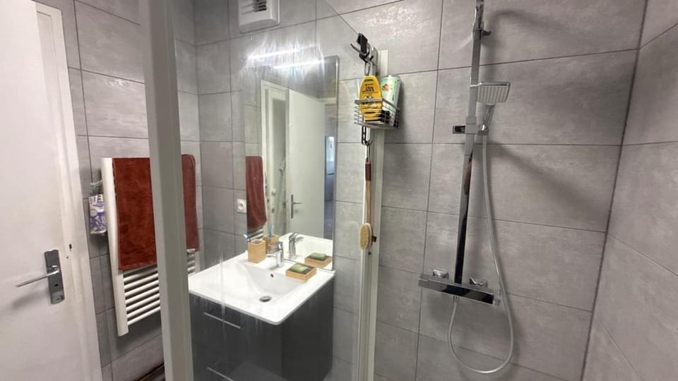 Shower, Bathroom, towels