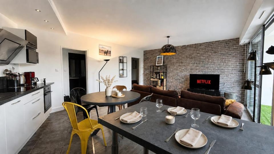 Living room, Seating area, Dining area