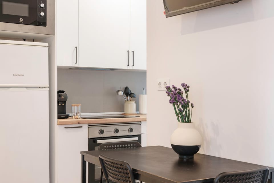 Kitchen or kitchenette, Dining area, oven, stove