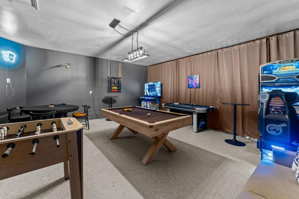 Waterfront Pool Game Room Gulf Access House in Cape Coral