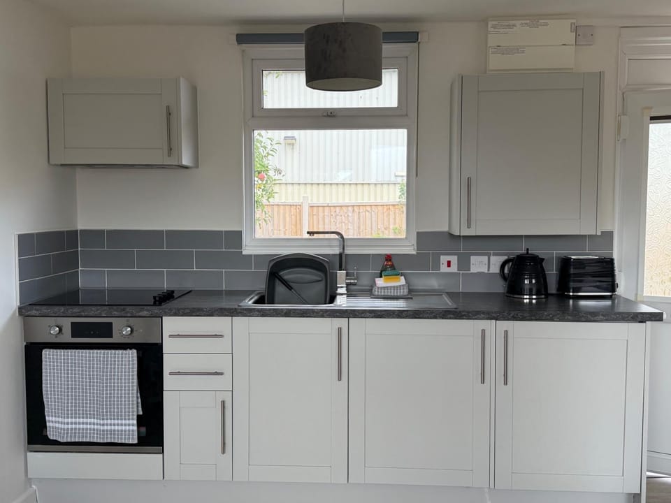 Coffee/tea facilities, Kitchen or kitchenette, oven, stove, toaster, washing machine